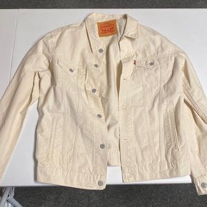 Mens Levi’s trucker jacket. Cream colored.